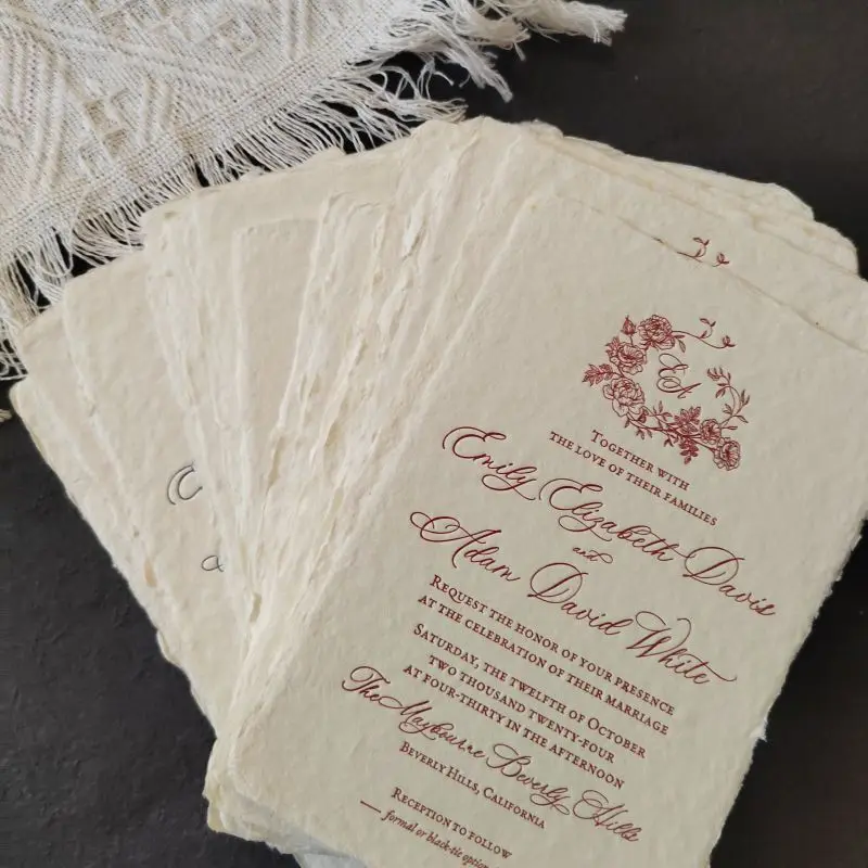 Invitación hecha a mano con borde Deckle, invitación de boda con prensa de letras, tono rústico Natural, Color de escritura personalizado y Color de sobre