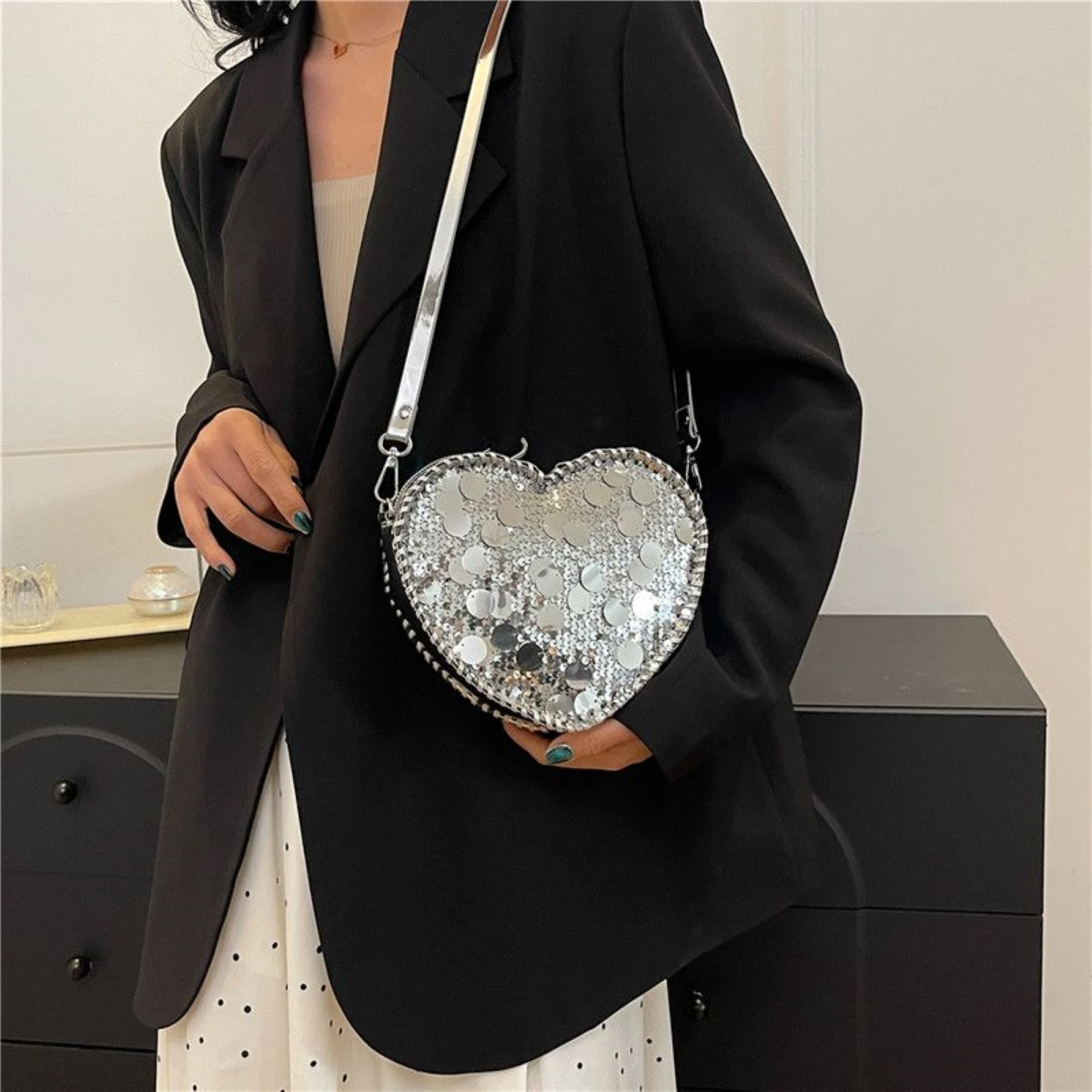 

New Sparkling Advanced Design Sequin Chain Love Bag 2024 New Small and Fashionable Crossbody Bag One Shoulder