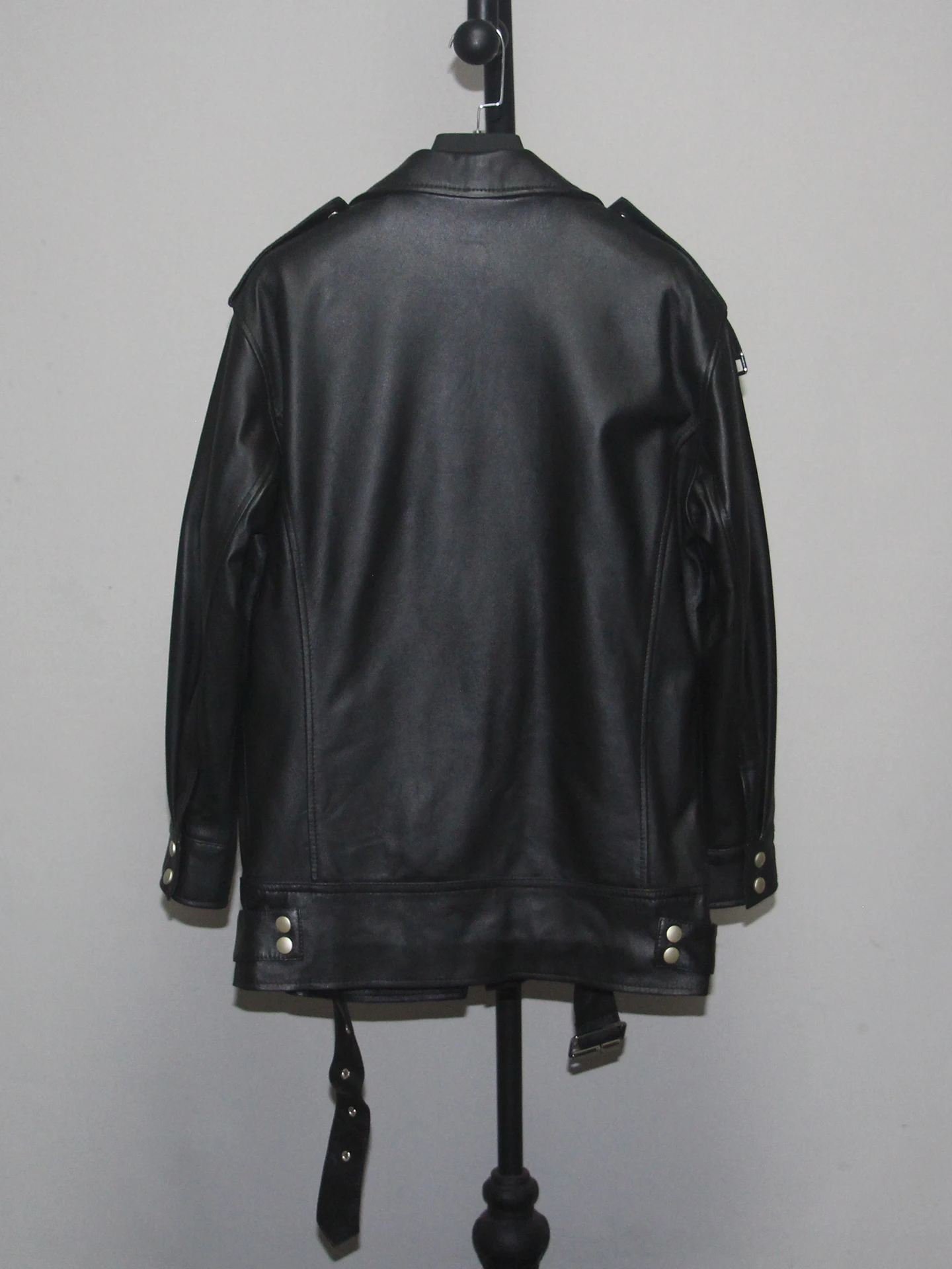 Nova Jaqueta Feminina de Couro Sintético 2025 com Design de Ombro Solto, Cinto de Cintura Fino e À Prova de Vento para o Dia a Dia