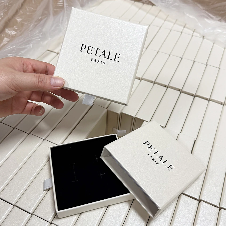 caja-de-almacenamiento-de-joyas-estilo-cajon-personalizable-con-varios-estilos-y-logotipo-caja-de-joyas-perlada-premium