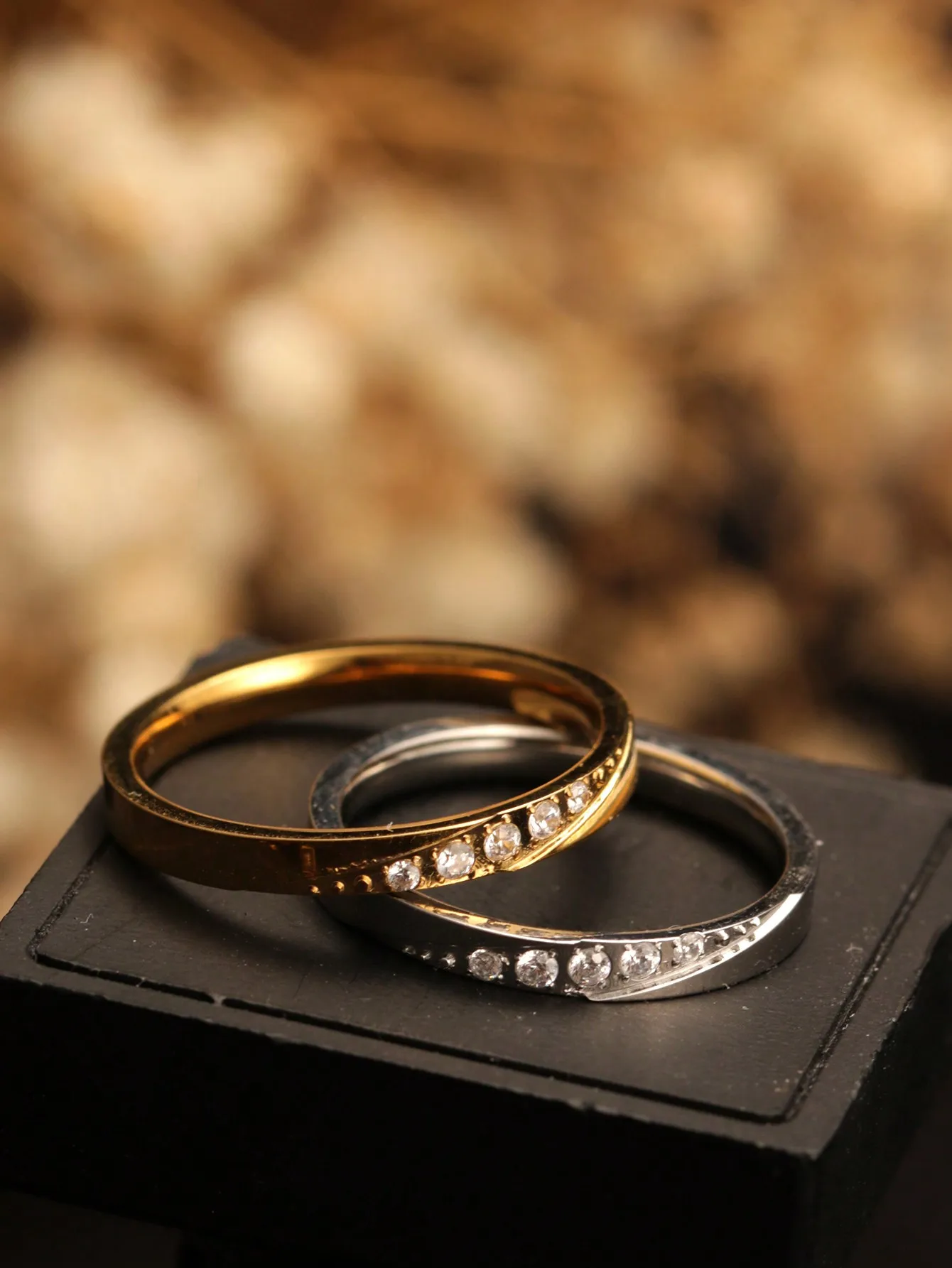 1 piece stainless steel beveled edge ring inlaid with rhinestones, 18K gold color, creative, versatile, fashionable and trendy, suitable for women and men for daily wear, a gift for a girlfriend, a present