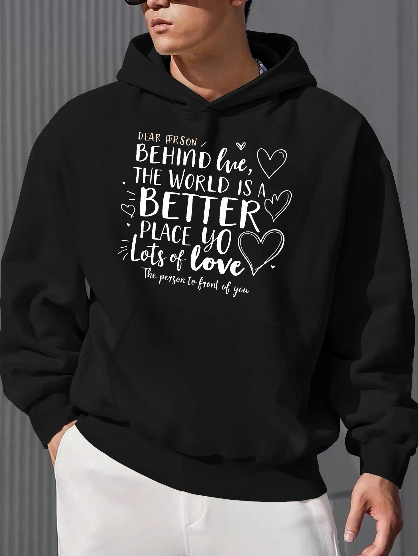 هودي رجالي باللون الأحمر بمقاس كبير مع اقتباس ملهم - "عزيزي شخص وراءي، العالم هو مكان أفضل لك