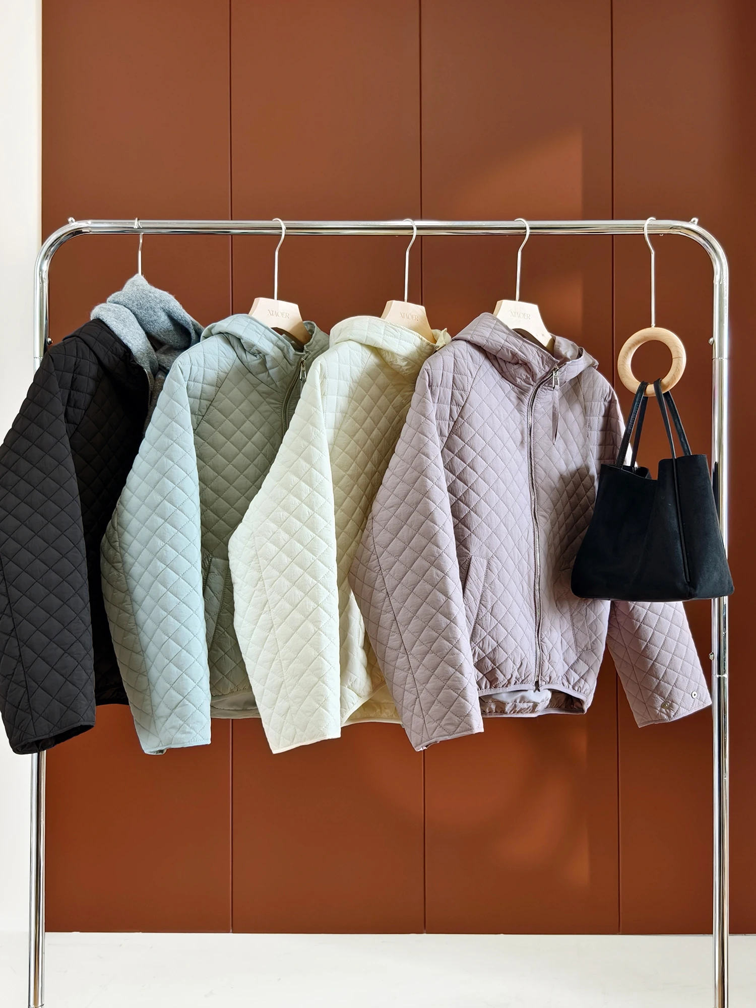 

Lightweight Puffer Jaet with Hood Diamond Pattern Cotton Insert Loose Fit Long Sve Zipper Closure Color Women's Coat