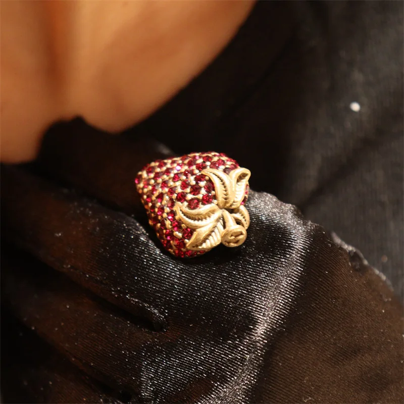 

2024 New Ring Medium Size Women's Retro Old Craft Inlaid with Red Zircon Ring