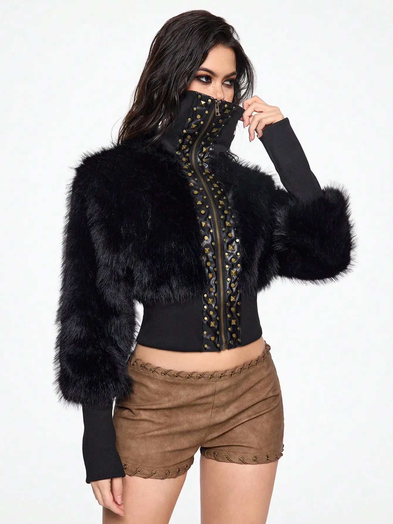 

Черная укороченная куртка из искусственного меха и искусственной кожи с золотыми заклепками и молнией
