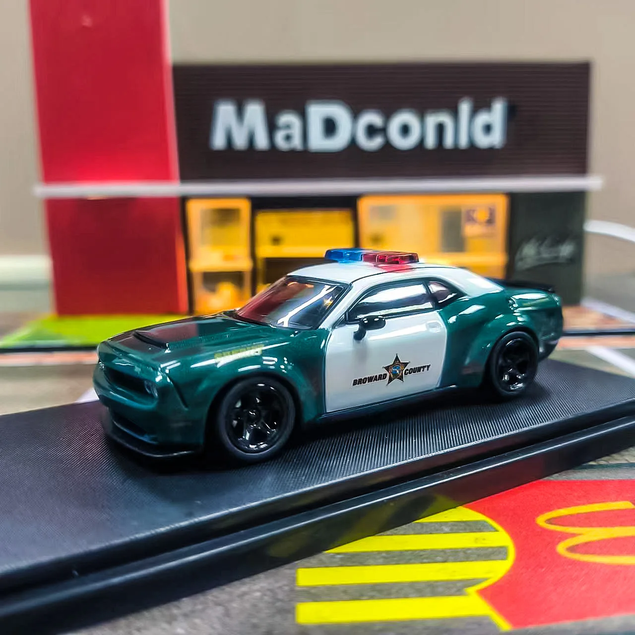 

FW 1:64 Polize Sheriff SRT Hellcat Muscle Sports Модель Литой под давлением металлический автомобиль