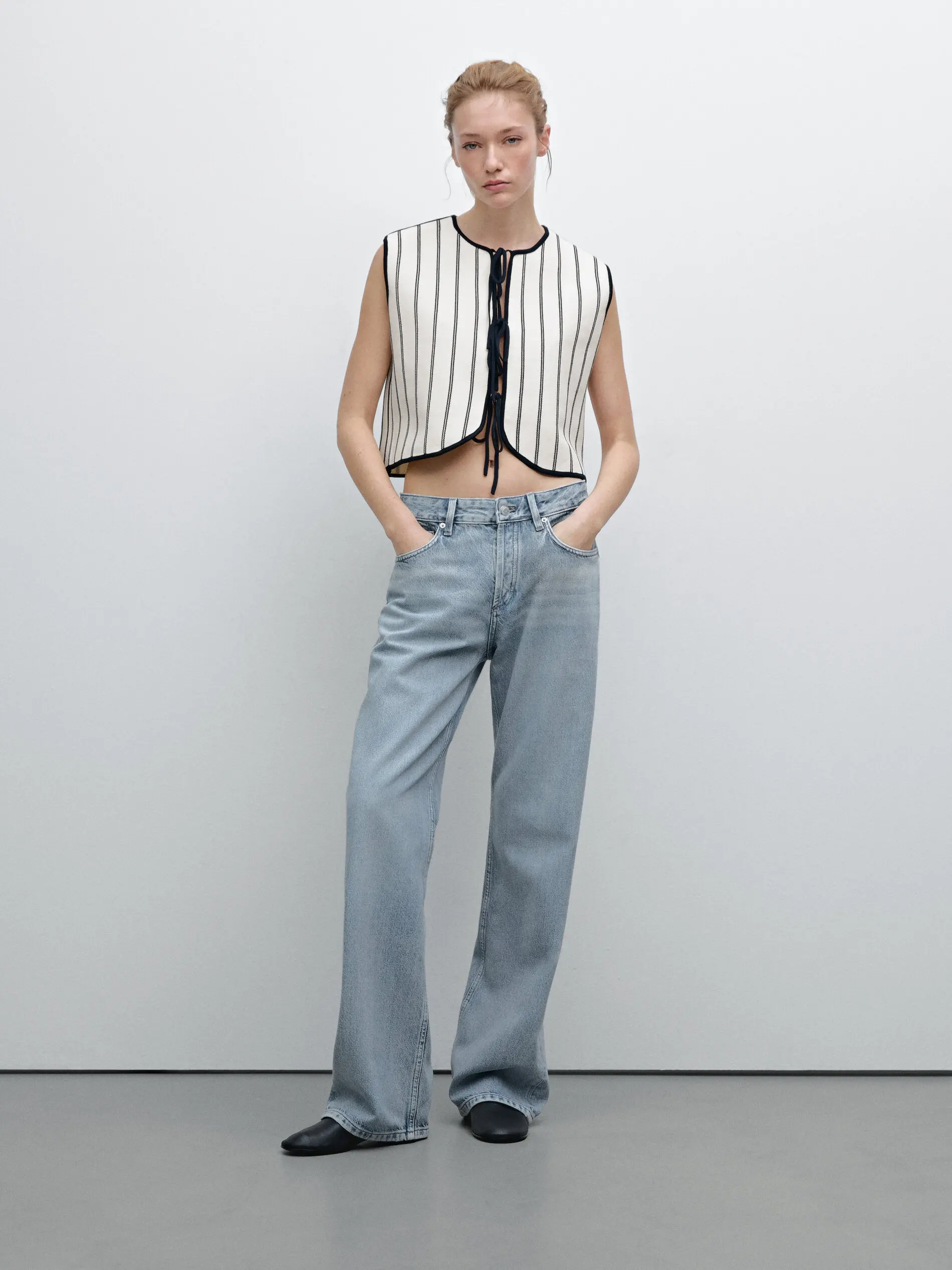 Ethereal Traf Md 2026 YAZHIMEI autumn new style of casual stylish office lady commuting black and white striped knitted vest