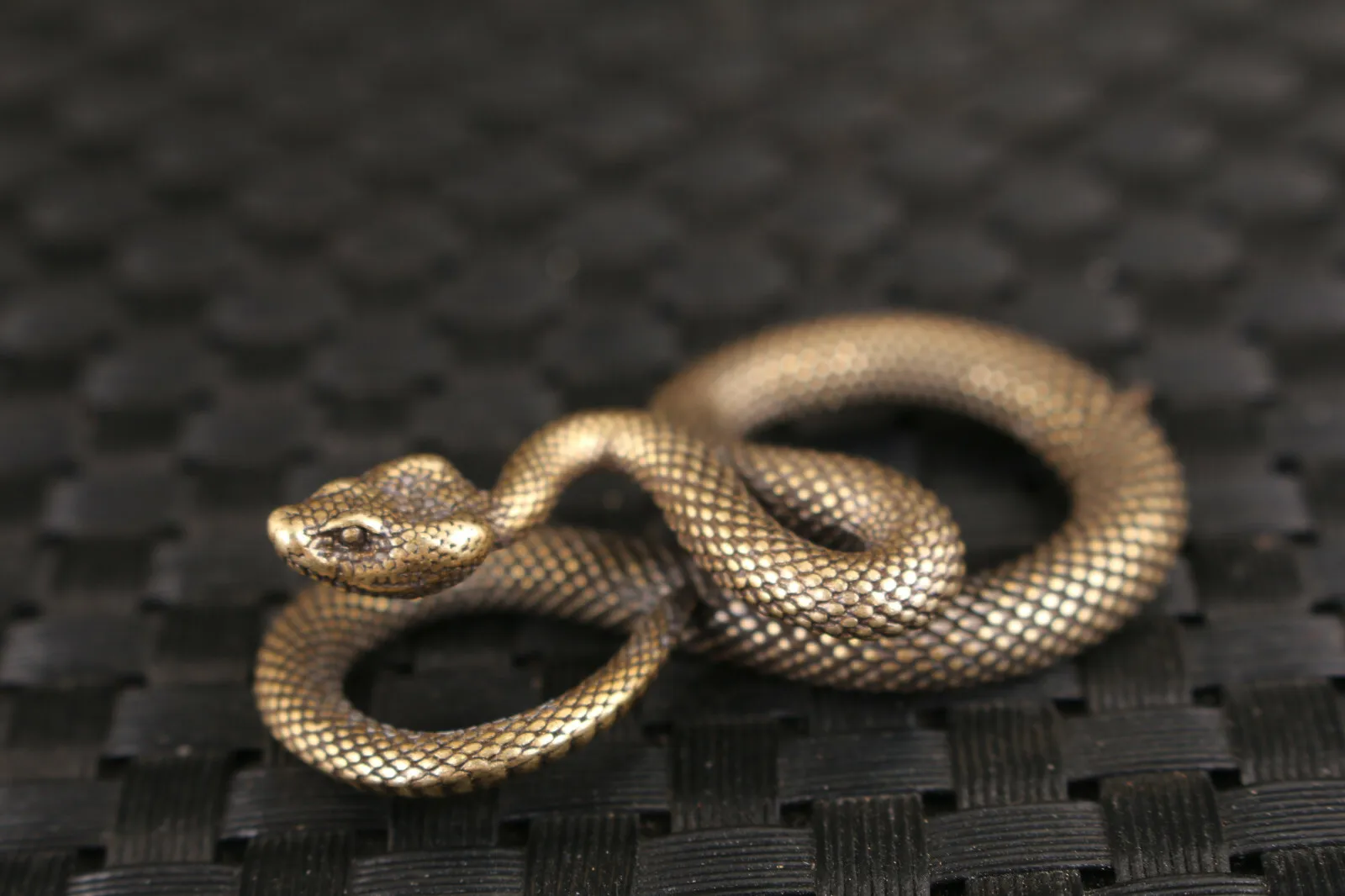 Estatua de serpiente hecha a mano de bronce antiguo chino, figura de té, escena de mascota, decoración del hogar
