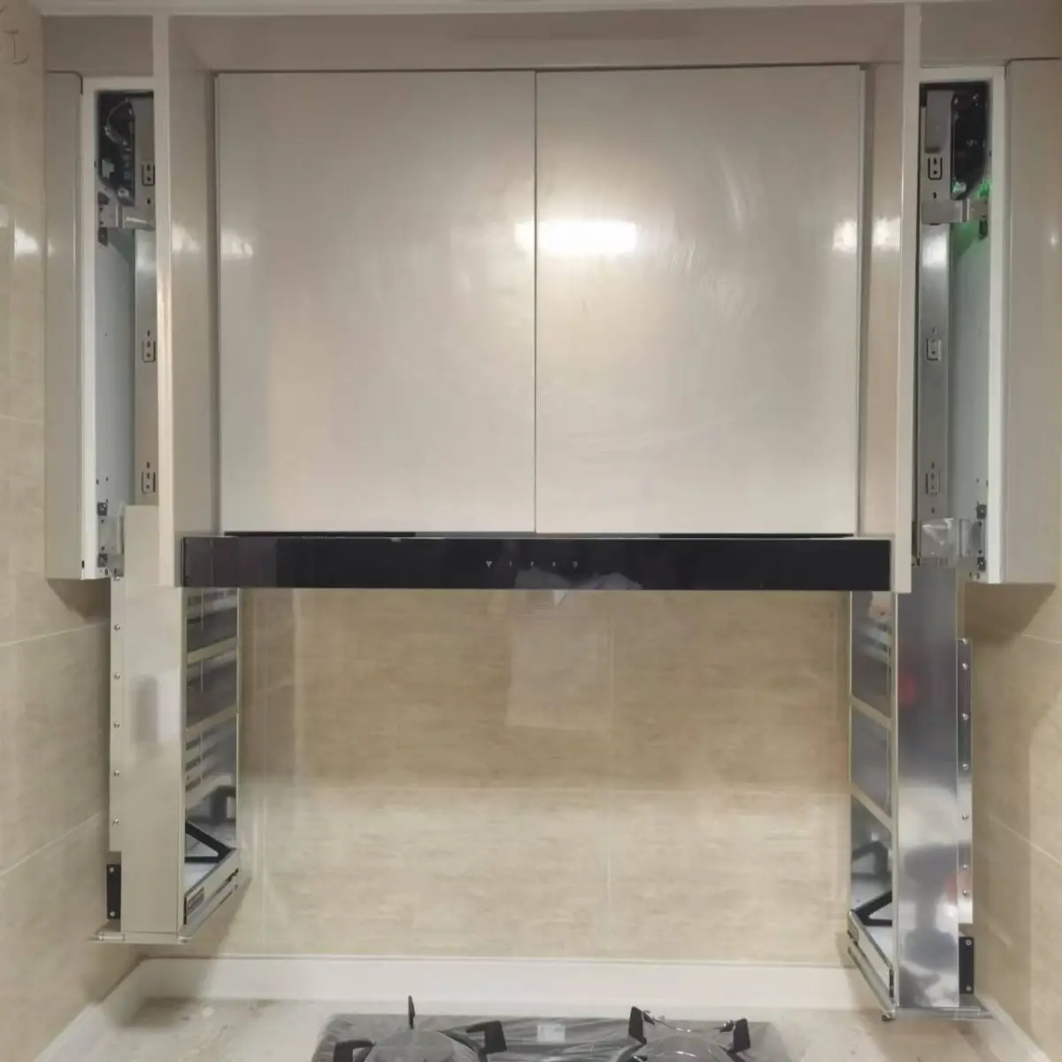 رف رفع ذكي حساس للمس على جانب خزانة المطبخ المعلقة