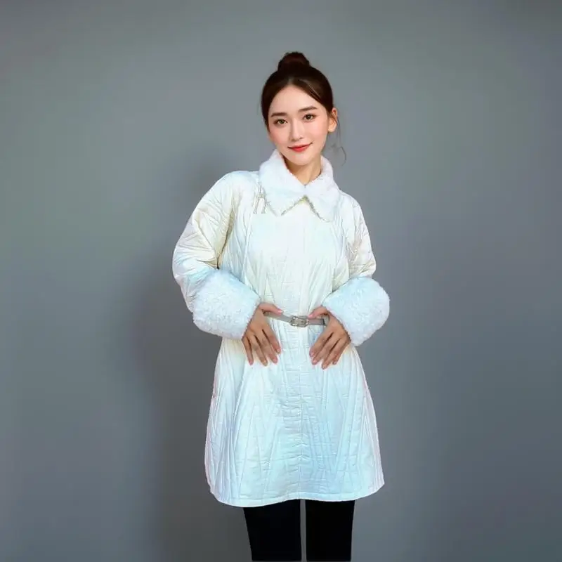 خريف/شتاء 2025 ملابس منغولية نسائية بياقة من الفرو مبطنة بالقطن منتصف الطول نمط عرقي رداء دافئ وفضفاض