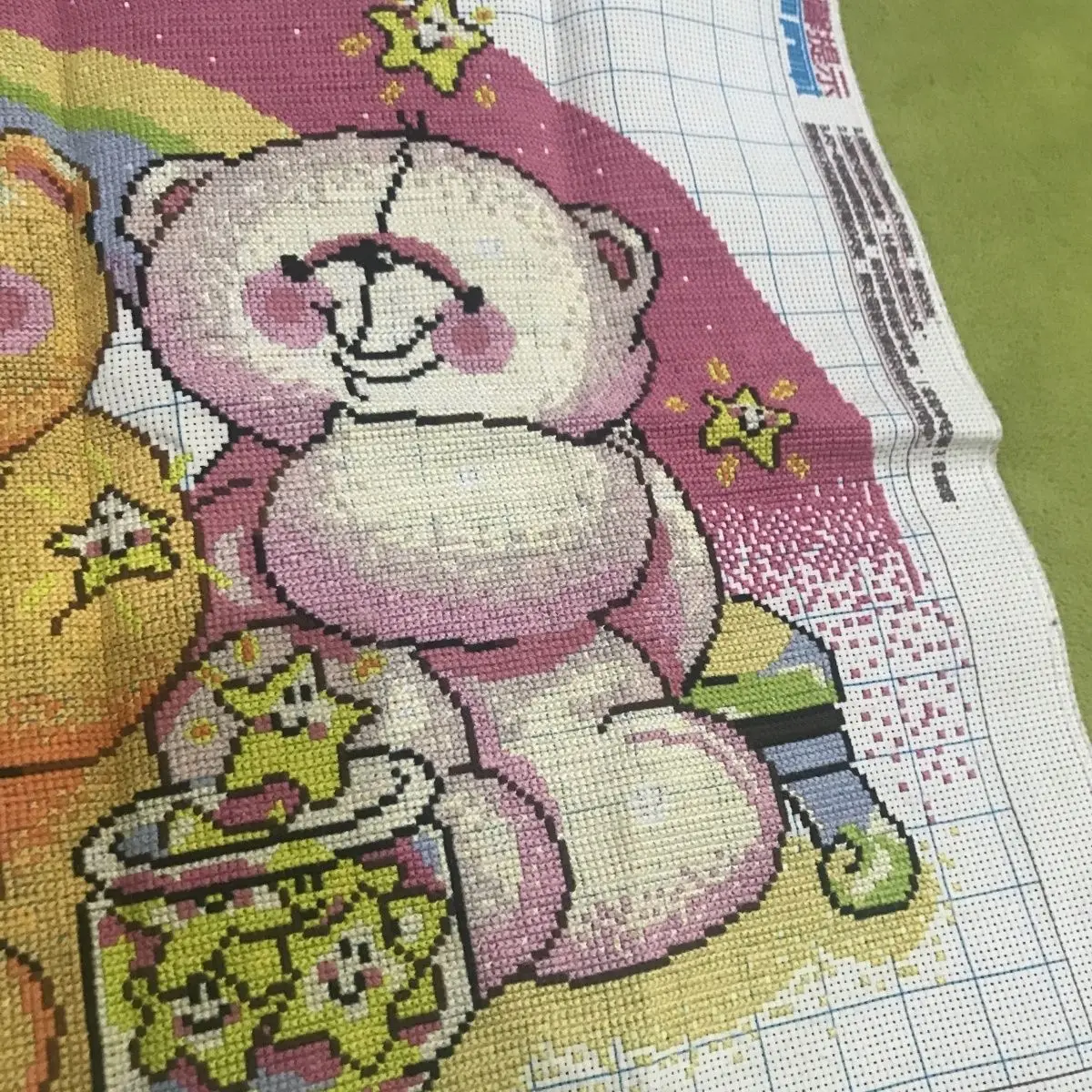 The finished product is hand-embroidered with exquisite cross stitch, featuring a romantic little bear 46 * 59 cm