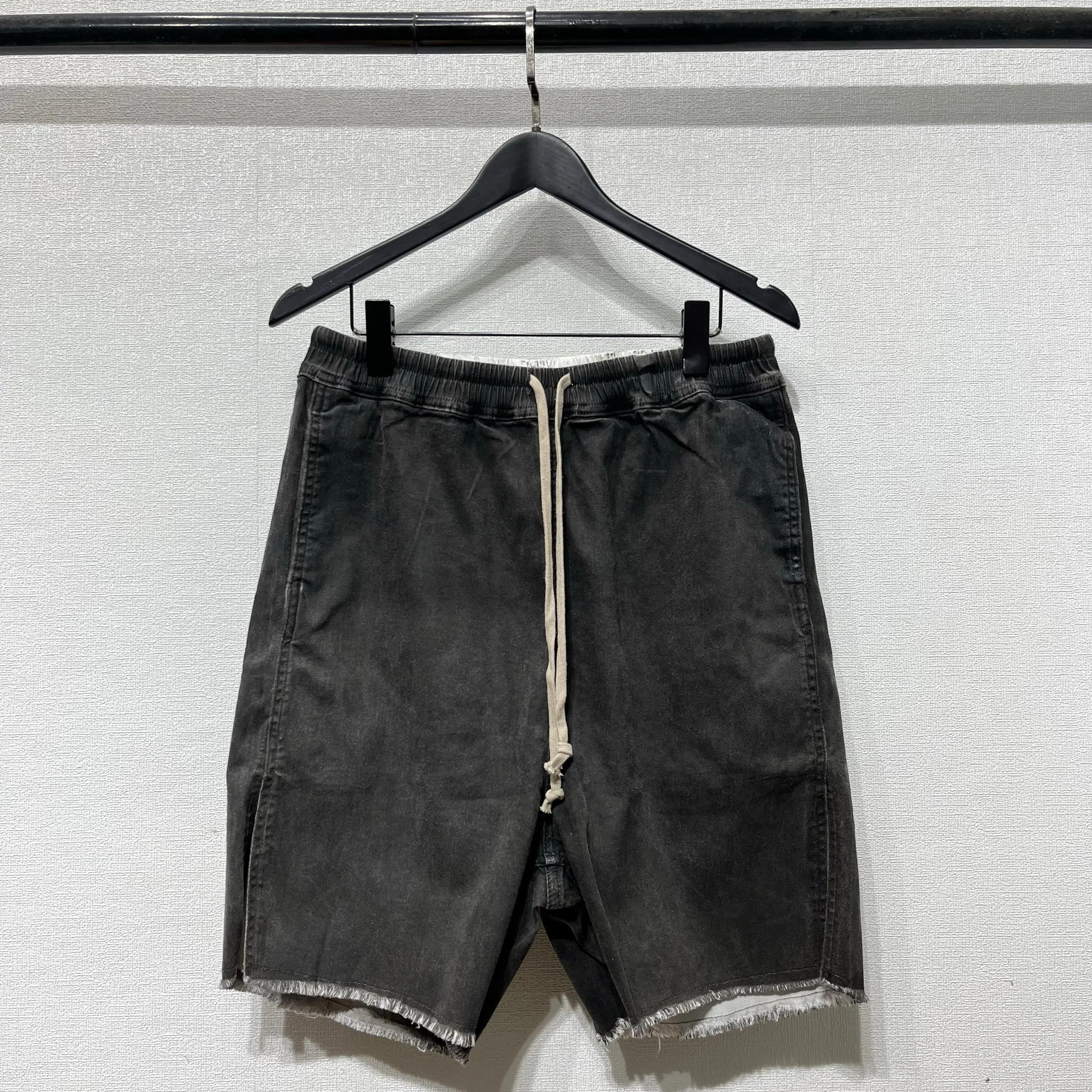 Men's Summer Dark R-Style Washed Distressed Casual Shorts, 5-Inch Inseam Mid-Length Denim Shorts for Men with Raw Hem Frayed Edg