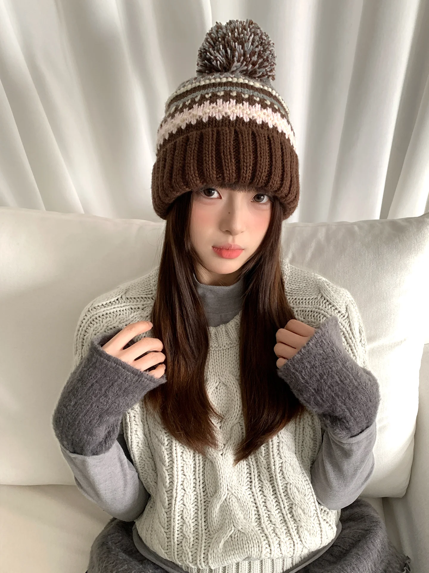 قبعة برباط على شكل كرة صوف من فير آيل؛ قبعة شتوية سميكة تغطي الأذن للنساء، عصابة رأس دافئة ومقاومة للبرودة #4