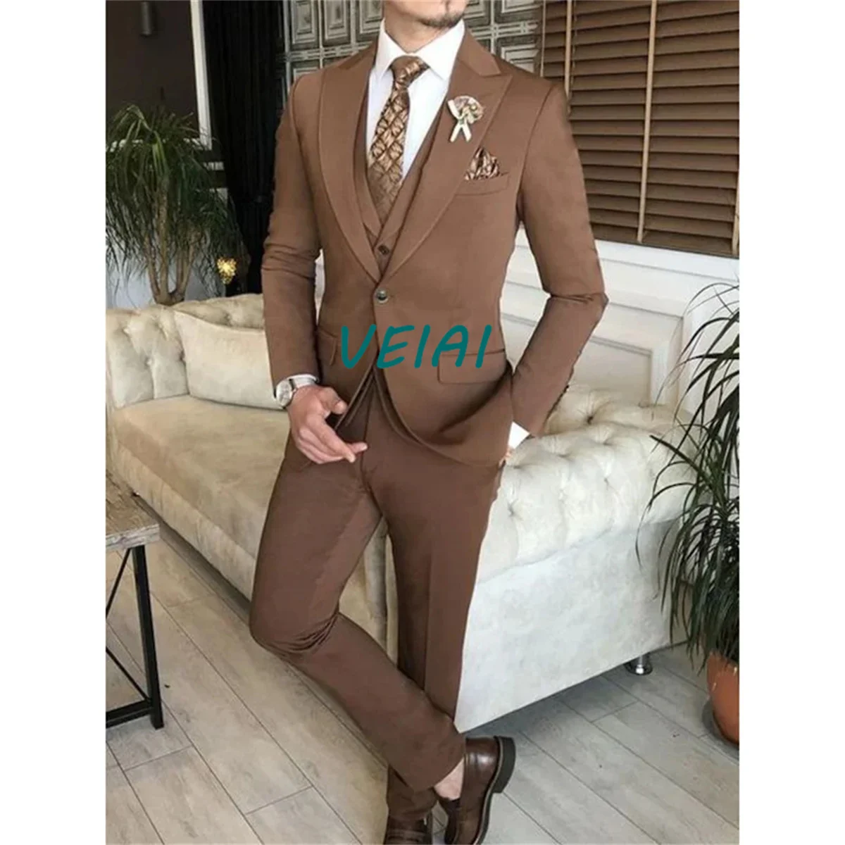 

Elegant Terno Suits for Men Brown Outfits Single Breasted Peaked Lapel 3 Piece Jacket Pants Vest Slim Fit Costume Hombres