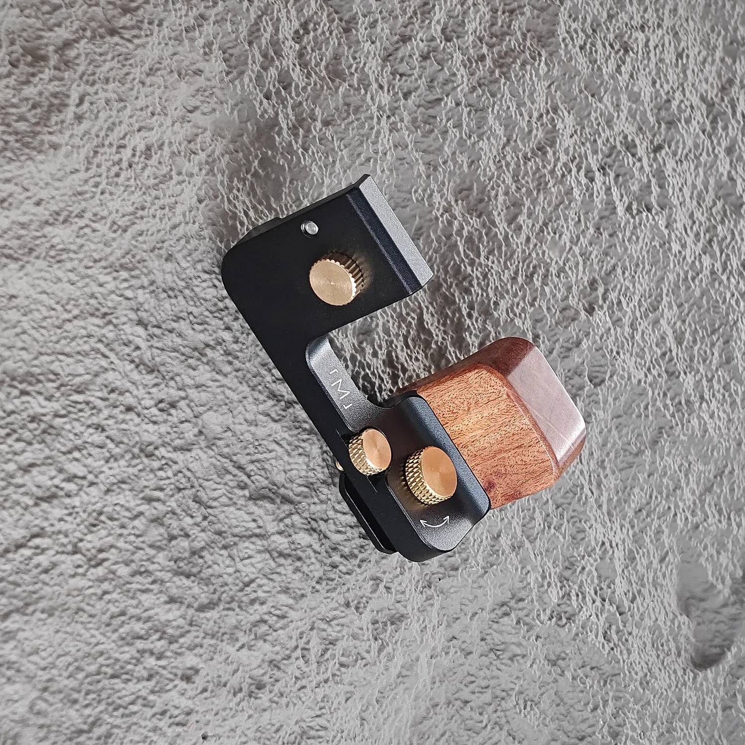 RZ67 / RB67 uses extended solid wood finger handles