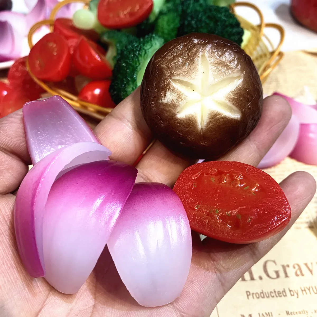 5-teiliges realistisches gefälschtes Gemüsescheiben-Set – PVC-Gurkente, Tomaten, Salat, Zwiebel für Lebensmittelfotografie, Präsentation, DIY-Handwerk – Detail 4