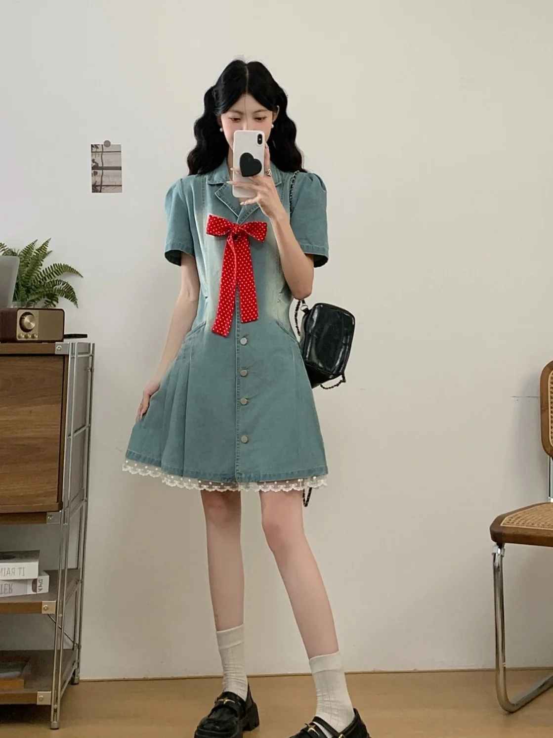 

Новое летнее джинсовое платье больших размеров для женщин: милый стиль, воротник с завязками, утягивающий пояс, кружевная отделка, короткая юбка, для города и повседневной носки