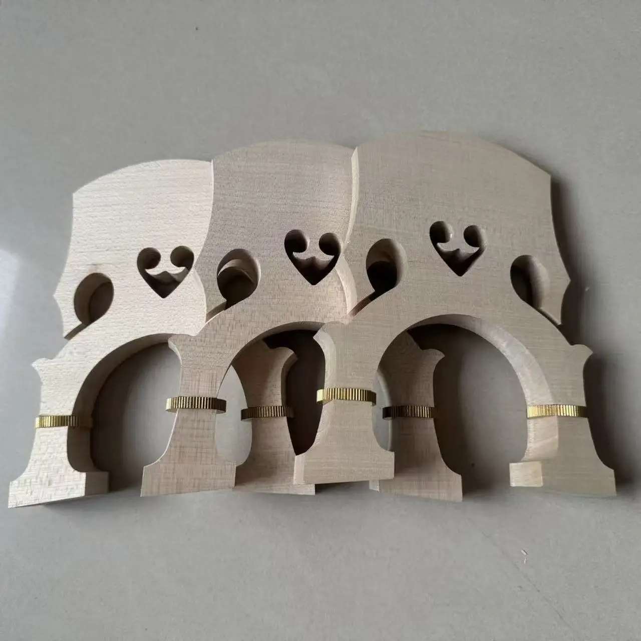 

A high-quality adjustable bass bridge, made of Northeastern white cow material, purely handmade