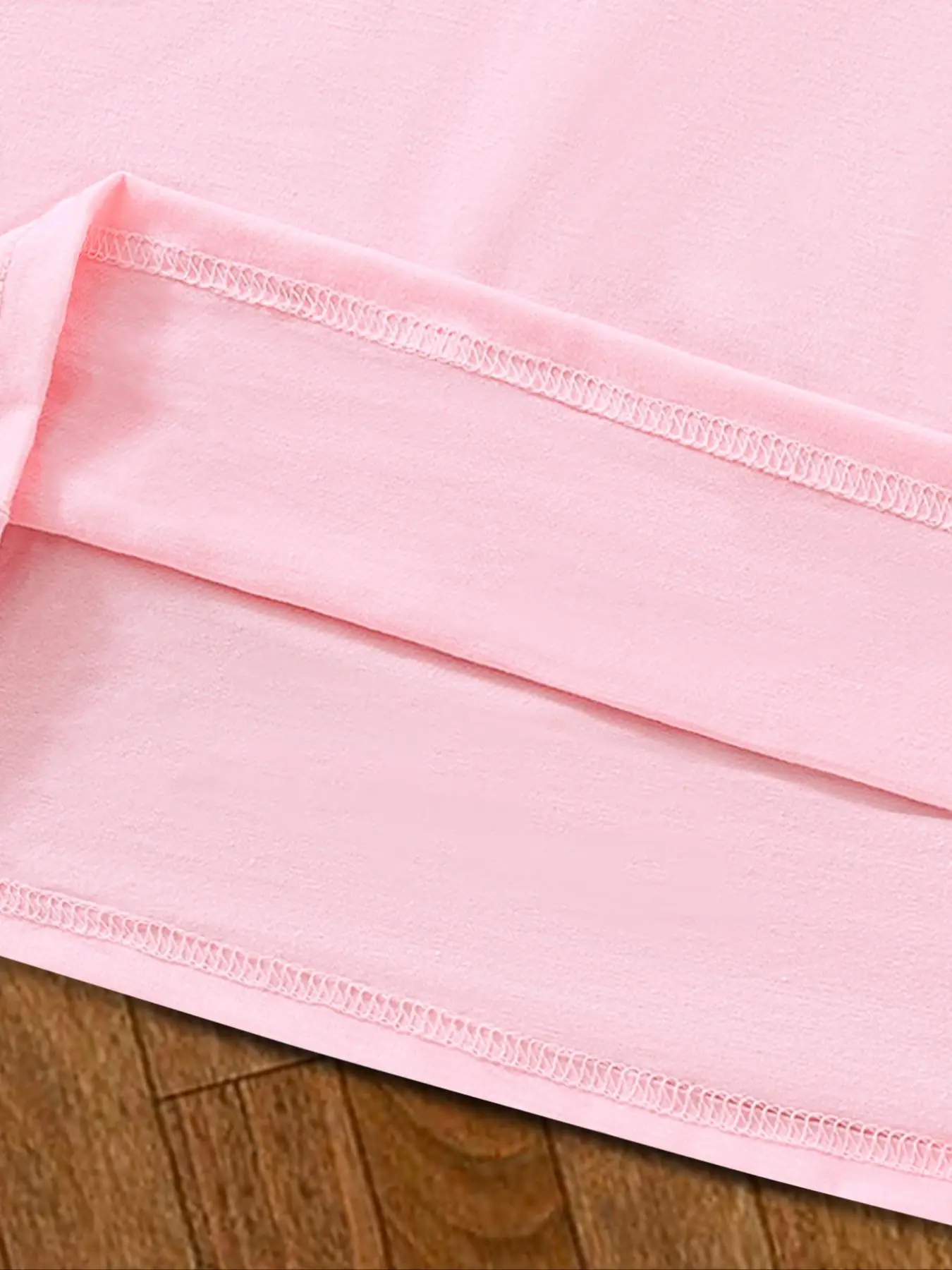 Sommerliches Freizeitoutfit für Mädchen: Rosa Rundhals-Kurzarmshirt + Schwarze Schlaghose, Zweiteiliges Set mit Anime-Mädchen-Print, Vielseitig und Modisch, Geeignet für Mädchen im Alter von 4-12 Jahren, Perfekt für Zuhause und Outdoor-Aktivitäten – Detail 6