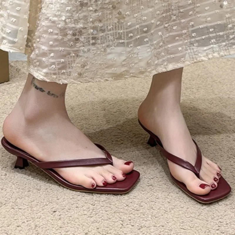 真新しい女性クリップトゥカジュアルソリッドカラーオープントゥスリッパブランドデザイナー夏の女性の高品質ソフトボトムビーチサンダル