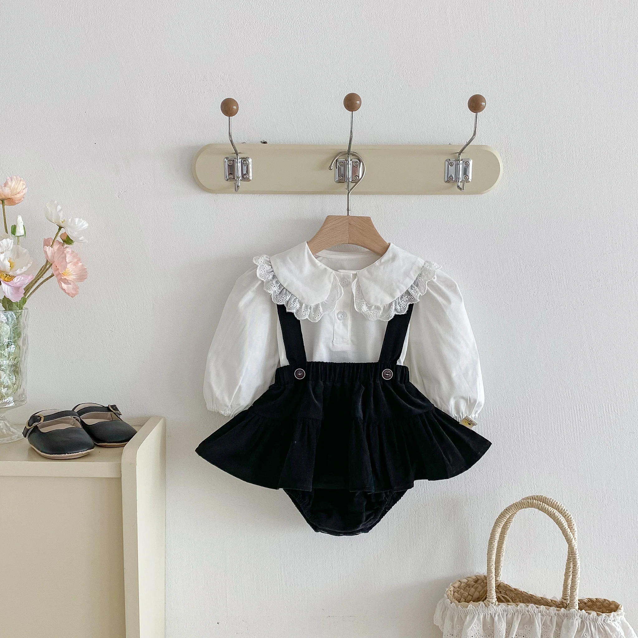 مجموعة أطفال جديدة لخريف 2025: طفلة أنيقة على الطراز الكوري مع ياقة من الدانتيل وسراويل علوية معلقة طقم مكون من قطعتين #4