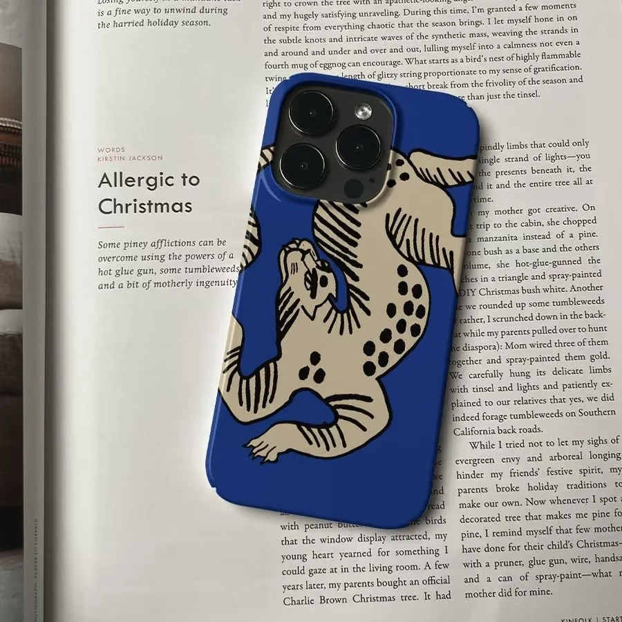 Niedliche und künstlerische Cartoon-Leopardenmuster-Handyhülle mit blauem Hintergrund für iPhone 17, 16, 15, 14, 11, 12, 13 Pro Max Plus, Rückseite