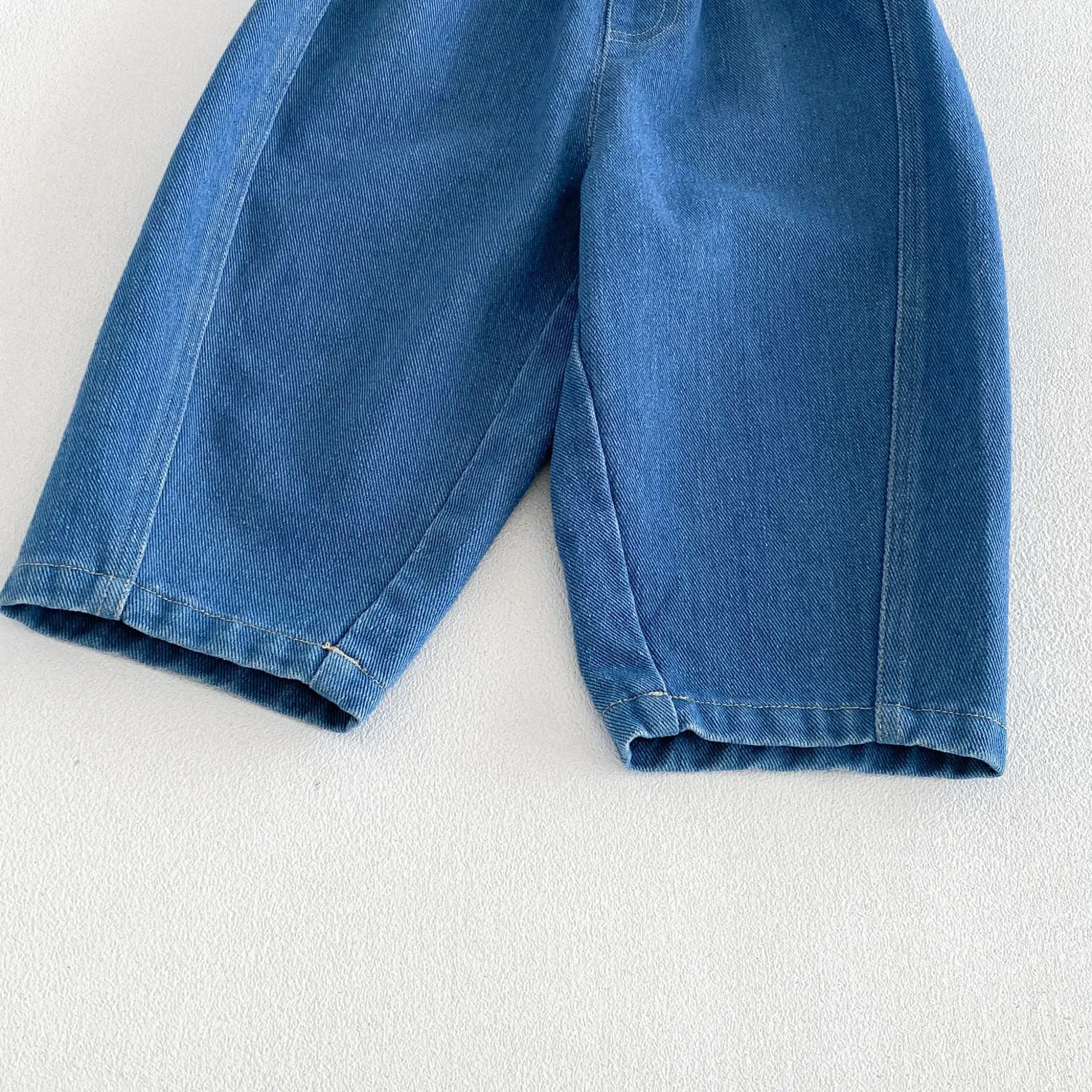 2026 Herbst Kinderhosen Einfarbige Mädchen-Jeanshosen Schlichter Stil Herbst-Jeans für Jungen Weiche Haremshosen – Detail 12