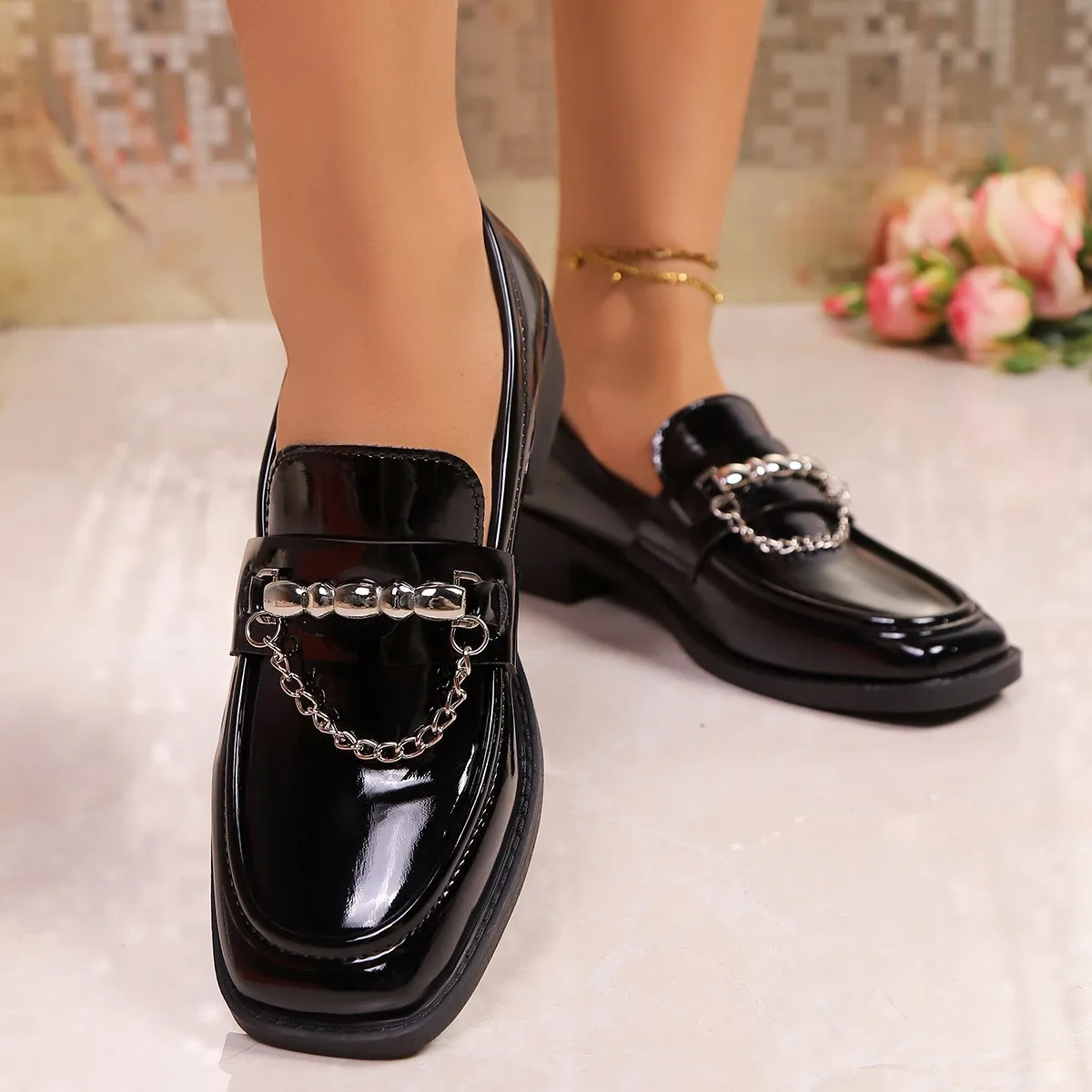 

Женские модные лоферы на блочном каблуке с квадратным носком и металлической цепочкой, черные туфли из лакированной кожи, туфли-лодочки без шнуровки на мягкой подошве, британская обувь