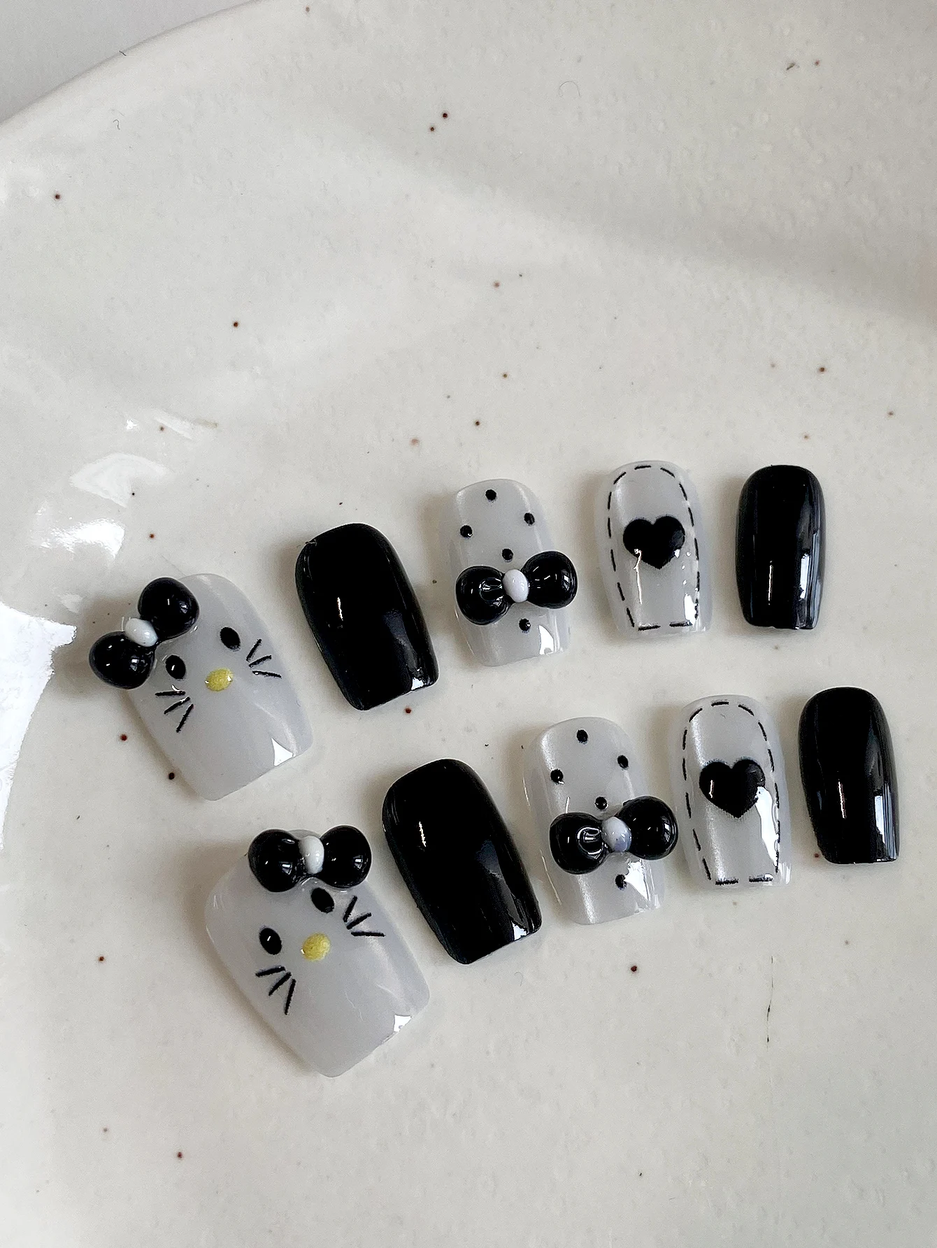 10 Pieces of Simple Black and White Short Square Nails, with a Translucent Milky White Jelly Base + Pure Black Glossy Double Base Color, Minimalist Versatile Black and White Color Scheme, Timeless, Clean and Refreshing, Suitable for Jk Uniforms, Everyday Campus Wear, Korean Style Girls, Casual Dopamine Looks, Dates, Outings, and Cute Sweet Girl Outfits
