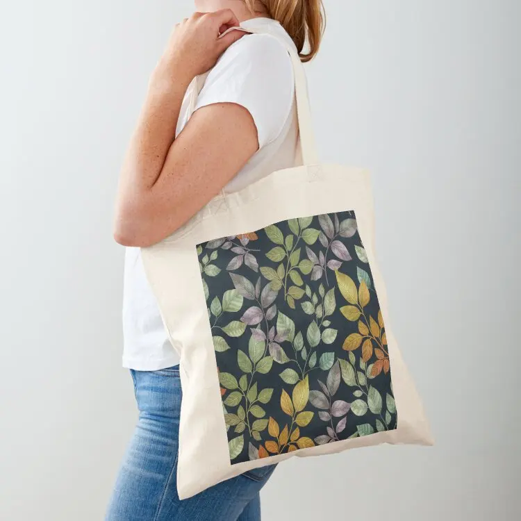 Hojas coloridas de otoño. Patrón sin costuras de acuarela de follaje de otoño sobre fondo oscuro Tote Bag