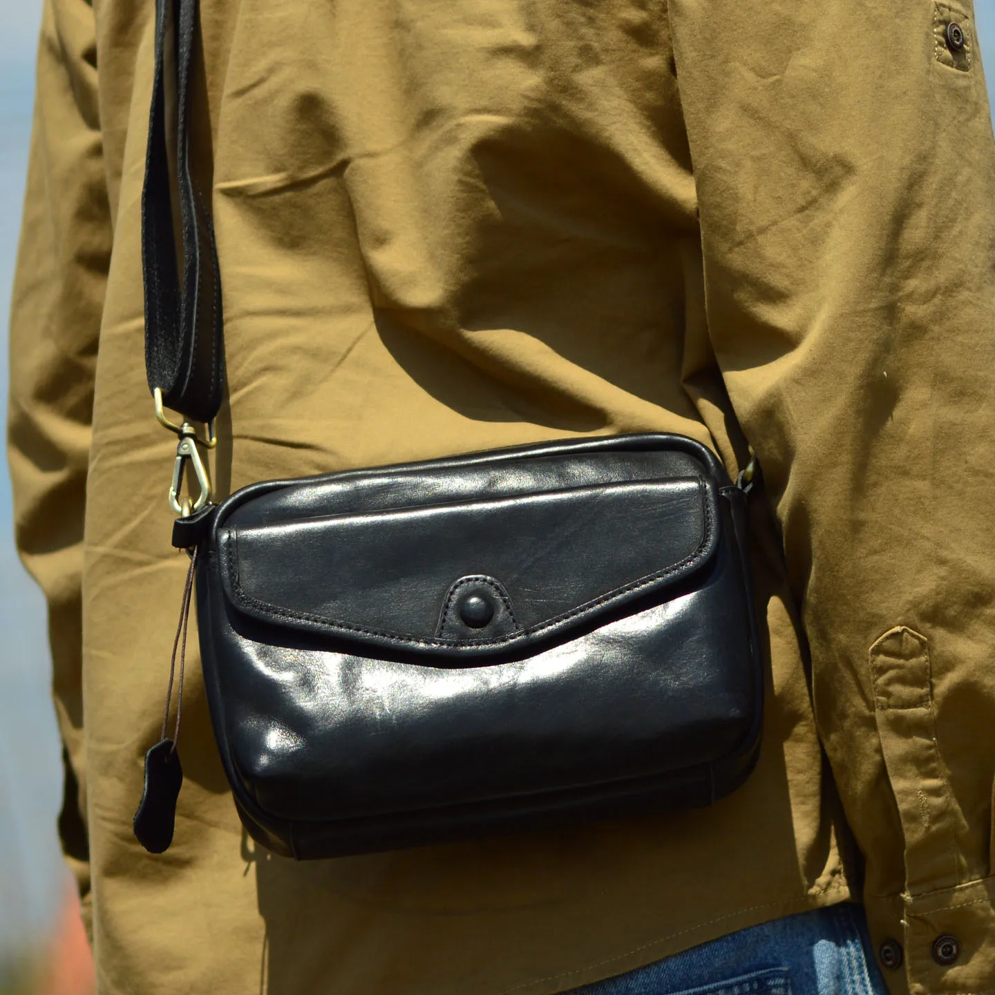 

AETOO Luxury leather men's single-shoulder crossbody bag made of top-grade cowhide, featuring an elegant feel. Handcrafted cowhi