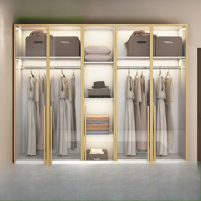 

Простая и современная маленькая квартира с двумя дверцами и тремя дверцами комбинированного шкафа.