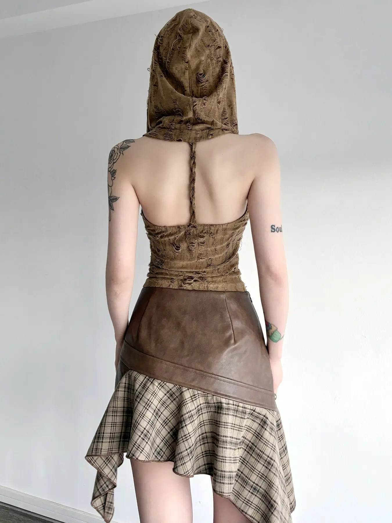 Damen-Camisole in Creme, Cyberpunk-Style mit Netzstoff, Asymmetrisches Crisscross-Design, Schwarzes Modal, Rave Urban Streetwear, Nachtclub Bodycon, Gerippt