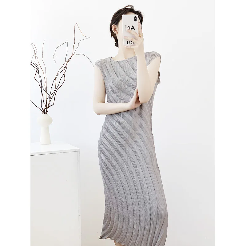 

Miyake Pleated Dress Women's 2025 New Solid Color Corrugated Pleated Round Neck Sleeveless Irregular Lazy Relaxed Pleated Skirt