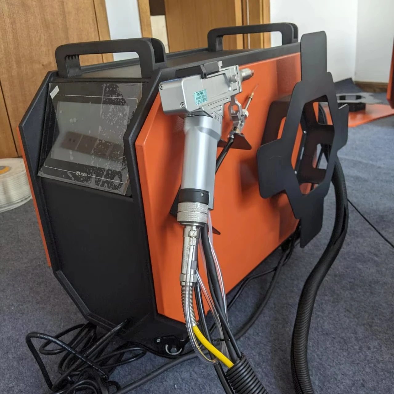 

Высококачественный портативный ручной лазерный сварочный аппарат 4-в-1 мощностью 800 Вт, 1200 Вт, 1500 Вт, 2000 Вт с воздушным охлаждением для лазерной резки и сварки металла