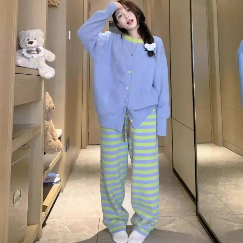 

Женские пижамы, комплект домашней одежды, коралловый флис в полоску, милая теплая домашняя одежда с круглым вырезом для девочек, осень-зима, утепленная домашняя одежда из двух предметов