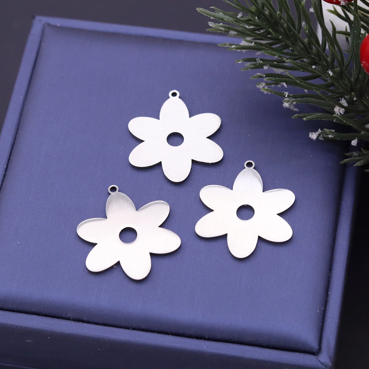3pcs Stainless Steel Flower Charms Hollow Floral Pendants Six Petal Flower Pendants Necklace for DIY Jewelry Making Accessories