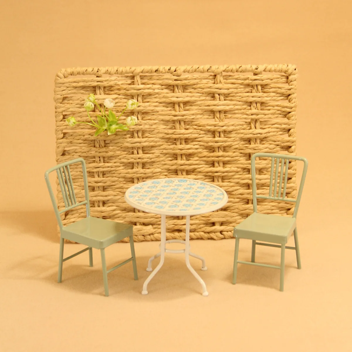 Maßstab 1:12 Metall Esstisch Stühle Set Miniatur Puppenhaus Möbel Realistisches Eisen Café Bistro Set für BJD, Szene Diorama