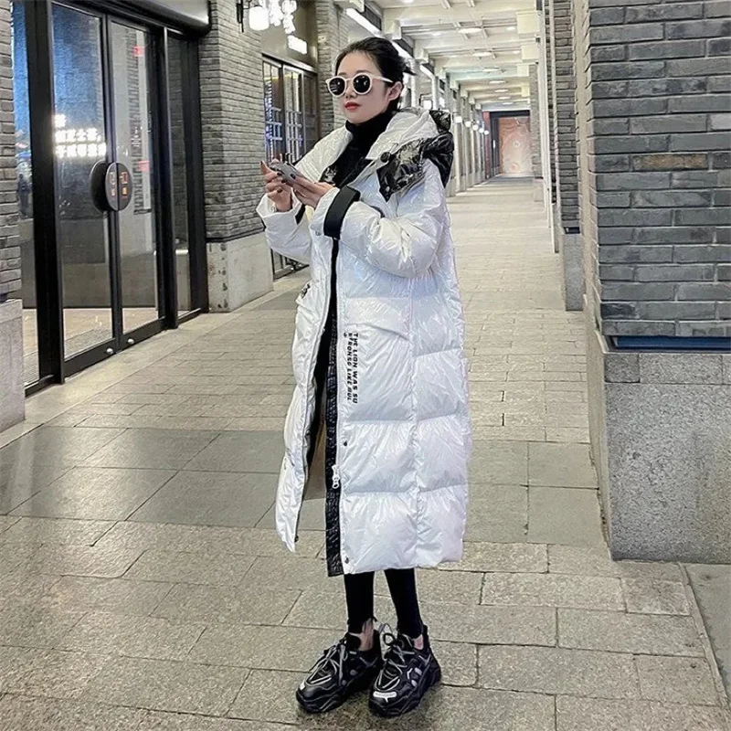 フード付きコントラストハイグロスノーウォッシュニーレングスダウンジャケット レディース 2025年冬新作 ロング厚手スノーパーカーオーバーコート