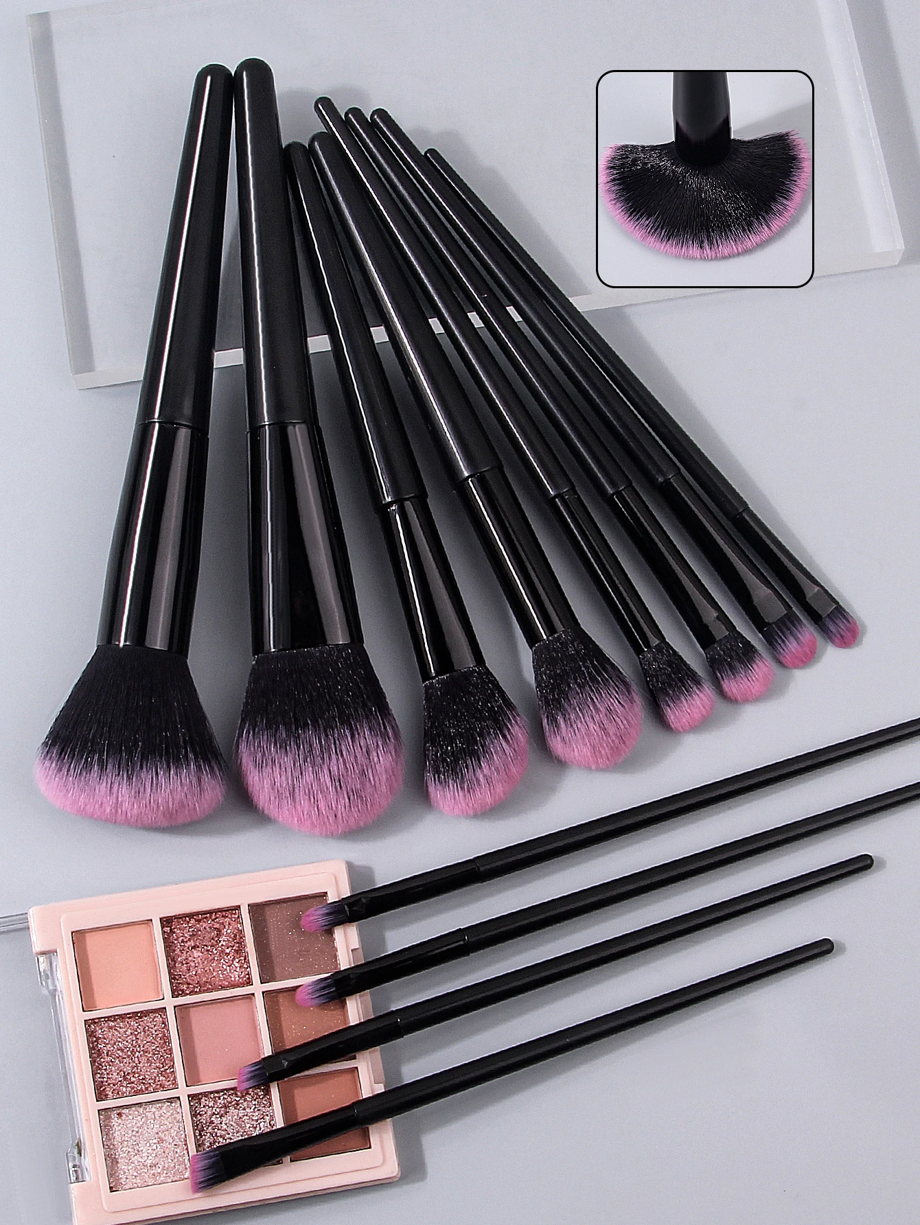 مجموعة فرش مكياج متعددة الوظائف مكونة من 16 قطعة، بما في ذلك فرشاة البودرة، وفرشاة أحمر الخدود، وفرشاة الأساس، وفرشاة ظلال العيون، وفرشاة المزج