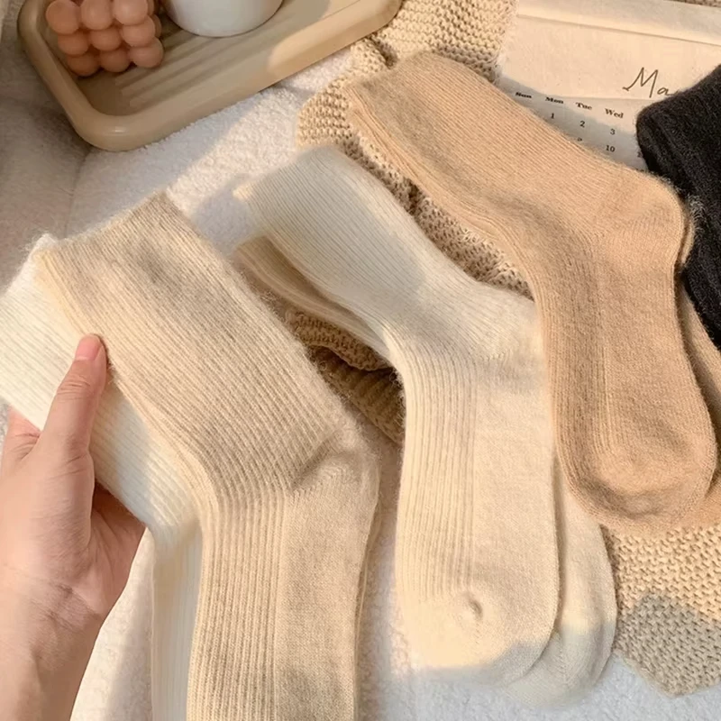 ถุงเท้าขนสัตว์สำหรับผู้หญิง อุ่นสบายสำหรับฤดูหนาว หนานุ่มด้วยผ้าแคชเมียร์ สีพื้นเรียบง่าย สวมใส่สบาย เหมาะสำหรับใส่ในบ้าน ถุงเท้ายาวนุ่ม ให้ความอบอุ่น คุณภาพสูง