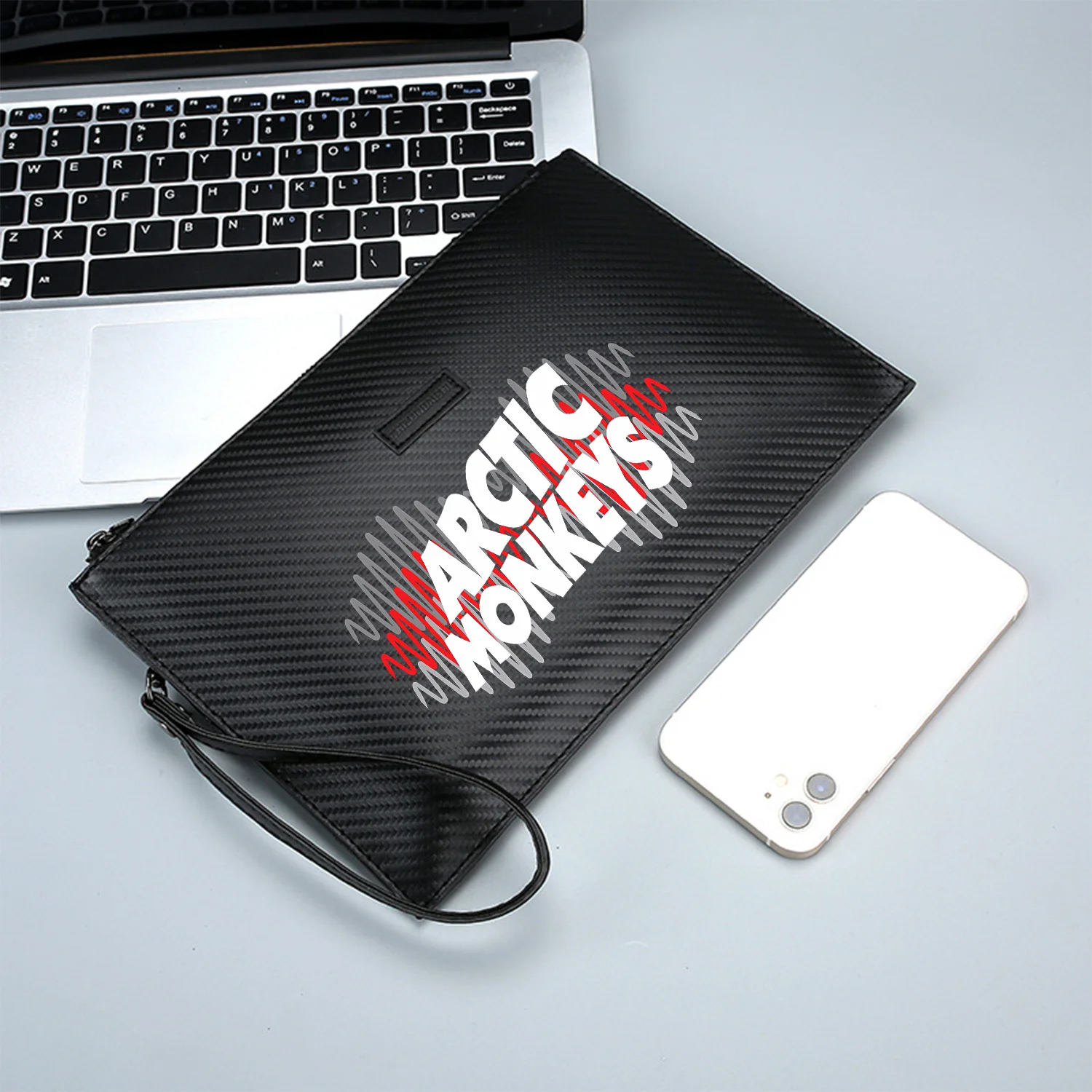 نص أبيض جريء مع موجات رمادية وحمراء حقيبة يد رجالية أنيقة مطبوعة من البولي يوريثان عصرية وعملية للحمل اليومي