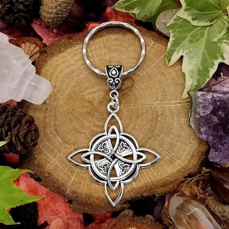 Gothic Witch Knot Keychain Celtic Knot Pendant Key Chains Good Luck Triquetra Trinity Wiccan Jewelry Gift for Women and Men