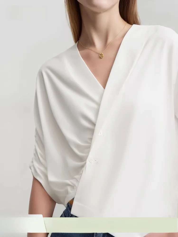 

Новая летняя женская блузка из атласа с V-образным вырезом, плиссированная, свободного кроя, на пуговицах, асимметричного дизайна, с рукавом до локтя, для офиса и повседневной носки, модный топ