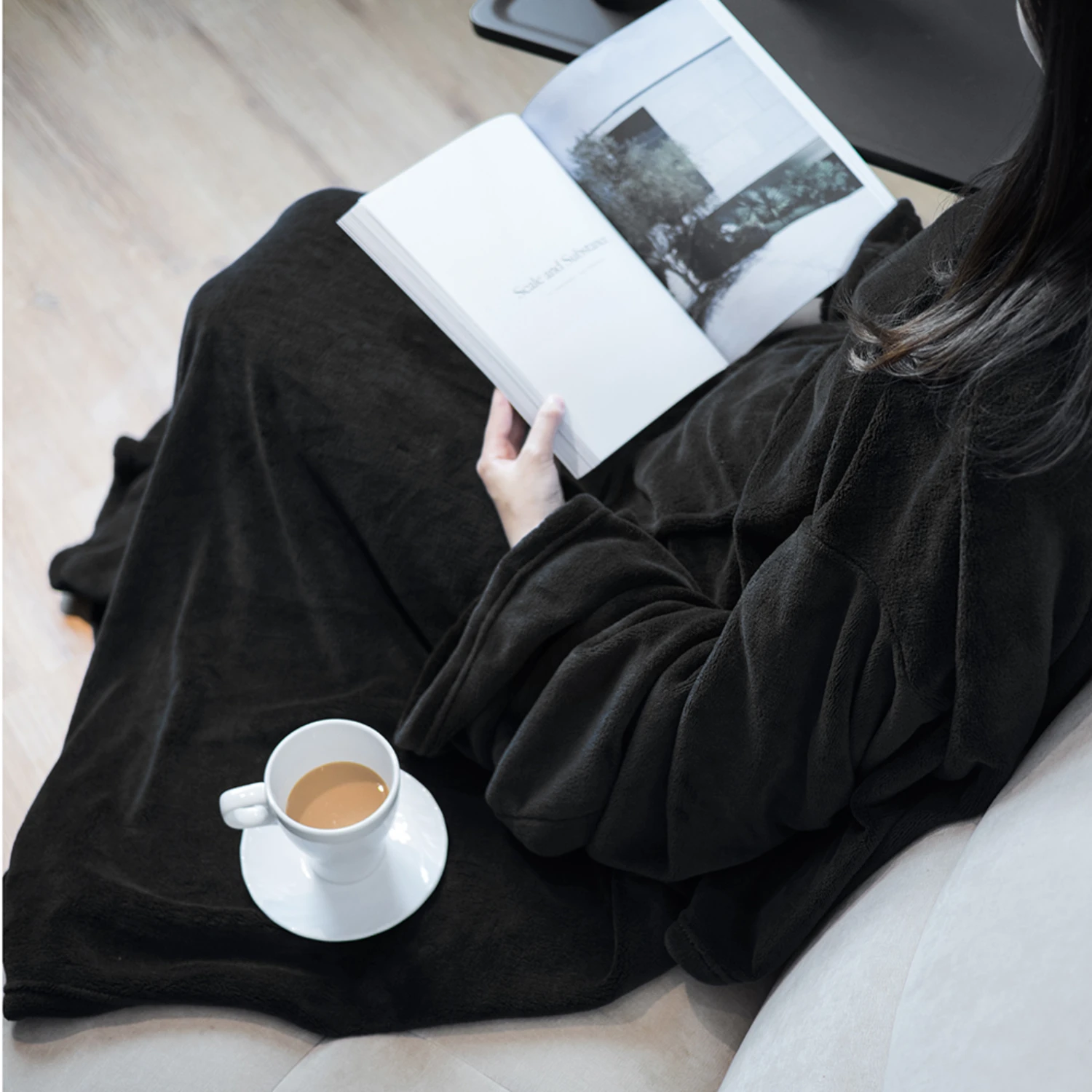 Stay cozy all day long with this luxurious, ultra-soft and stylish sleeved blanket. Perfect for lazy days and chilly nights, ind