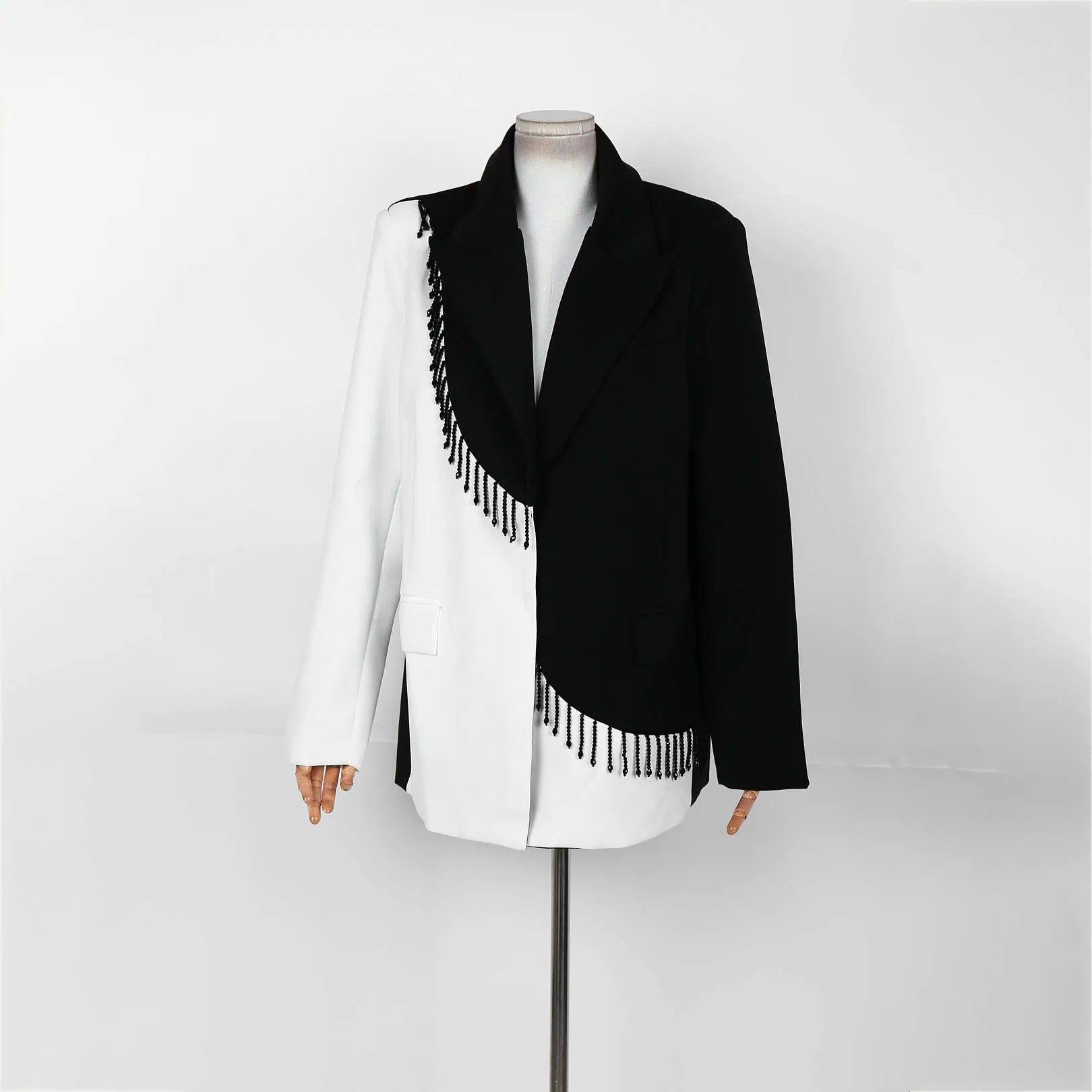 

Женский черно-белый контрастный пиджак 2023, весенний новый пиджак с лацканами и бахромой, элегантная вечерняя женская модная повседневная верхняя одежда