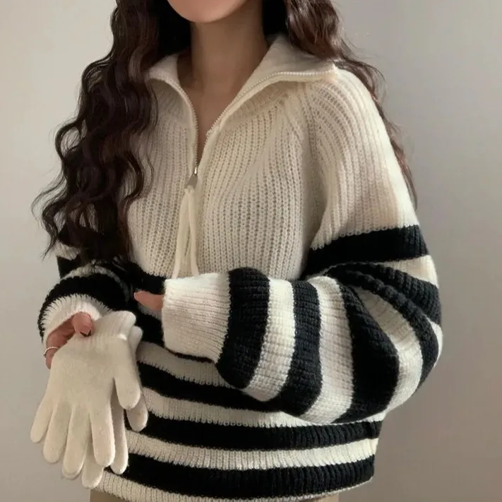 เสื้อสเวตเตอร์ผู้หญิงสไตล์ลำลองสำหรับฤดูใบไม้ร่วงและฤดูหนาว ทรงหลวม คอปกใหญ่ ลายทาง ผ้าถักอุ่นสบาย เหมาะสำหรับใส่เที่ยวหรือเดินทางไปทำงาน