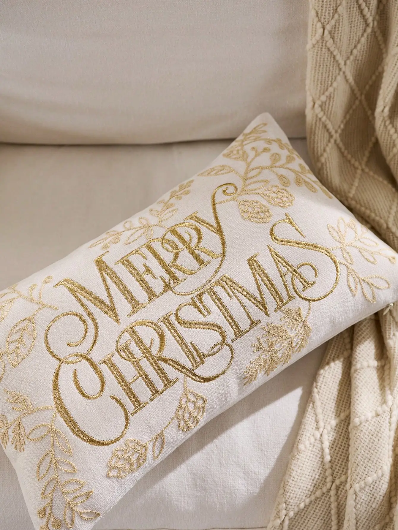 ปลอกหมอนปักลายกรวยสนสีแดงลายสุขสันต์วันคริสต์มาส 1 ชิ้น