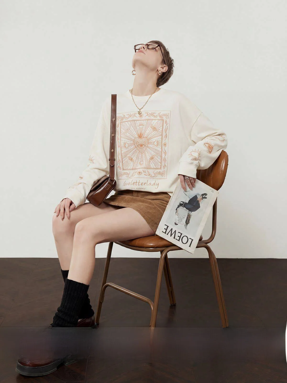 

Свободная повседневная белая футболка для женщин, новинка весенней коллекции, с леопардовым принтом, удобная, дышащая, с длинным рукавом, круглым вырезом, топ