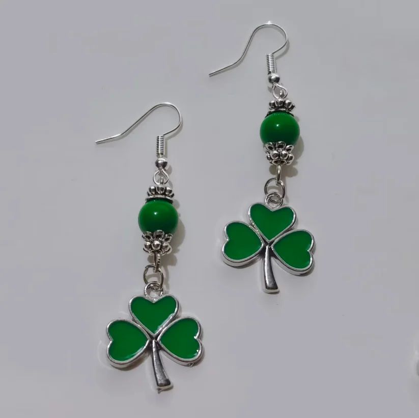 1 قطعة/الوحدة سبائك الأخضر 3-ورقة البرسيم الأيرلندية شامروك قلادة قلادة أقراط الأخضر مطرز عيد القديس باتريك هدية تذكارية